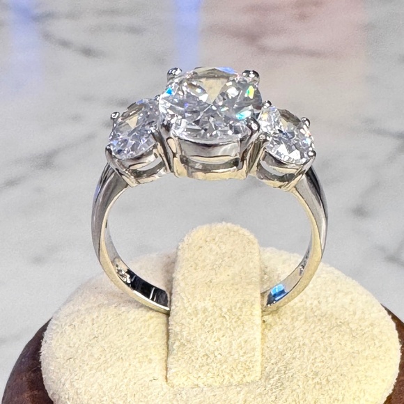 Stunning LARGE 3 stone cubic zirconia ring marked 925 silver MJI. Size 6 1/2 - Picture 9 of 11
